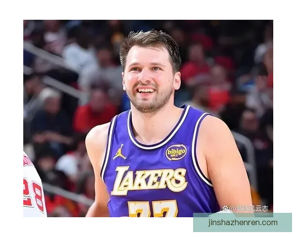 里夫斯谈客场之旅东契奇表现亮眼 布朗尼每天进步不走捷径